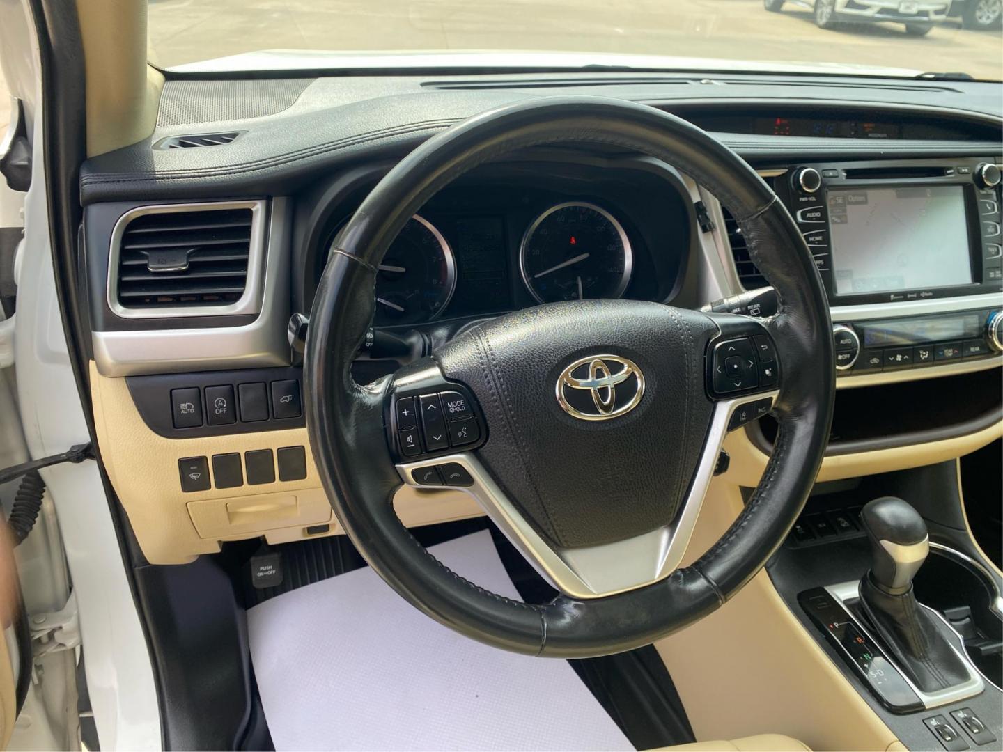 2019 WHITE TOYOTA HIGHLANDER XLE (5TDJZRFH3KS) with an 3.5L engine, Automatic transmission, located at 908 SE 14th Street, Des Moines, IA, 50317, (515) 281-0330, 41.580303, -93.597046 - Photo#16