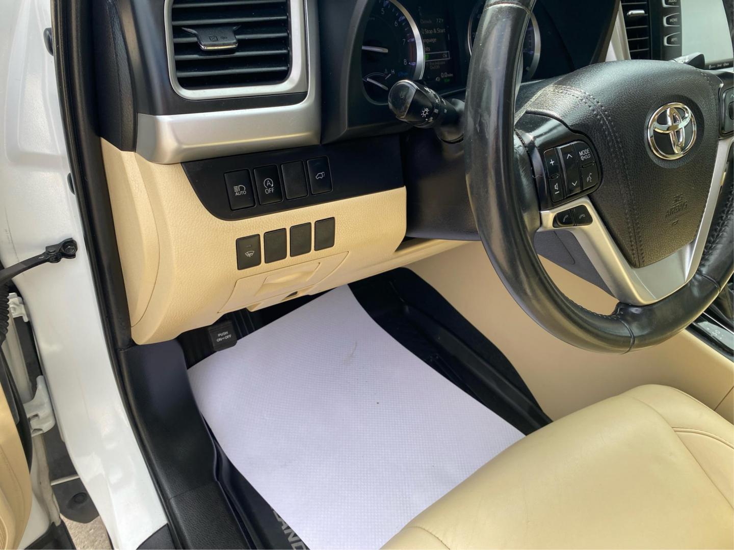 2019 WHITE TOYOTA HIGHLANDER XLE (5TDJZRFH3KS) with an 3.5L engine, Automatic transmission, located at 908 SE 14th Street, Des Moines, IA, 50317, (515) 281-0330, 41.580303, -93.597046 - Photo#17