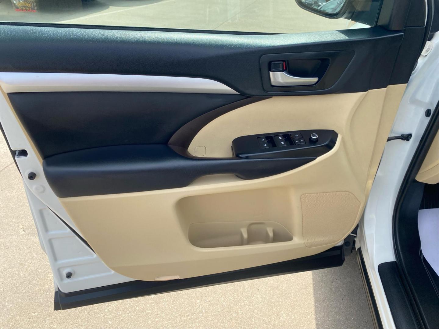 2019 WHITE TOYOTA HIGHLANDER XLE (5TDJZRFH3KS) with an 3.5L engine, Automatic transmission, located at 908 SE 14th Street, Des Moines, IA, 50317, (515) 281-0330, 41.580303, -93.597046 - Photo#19