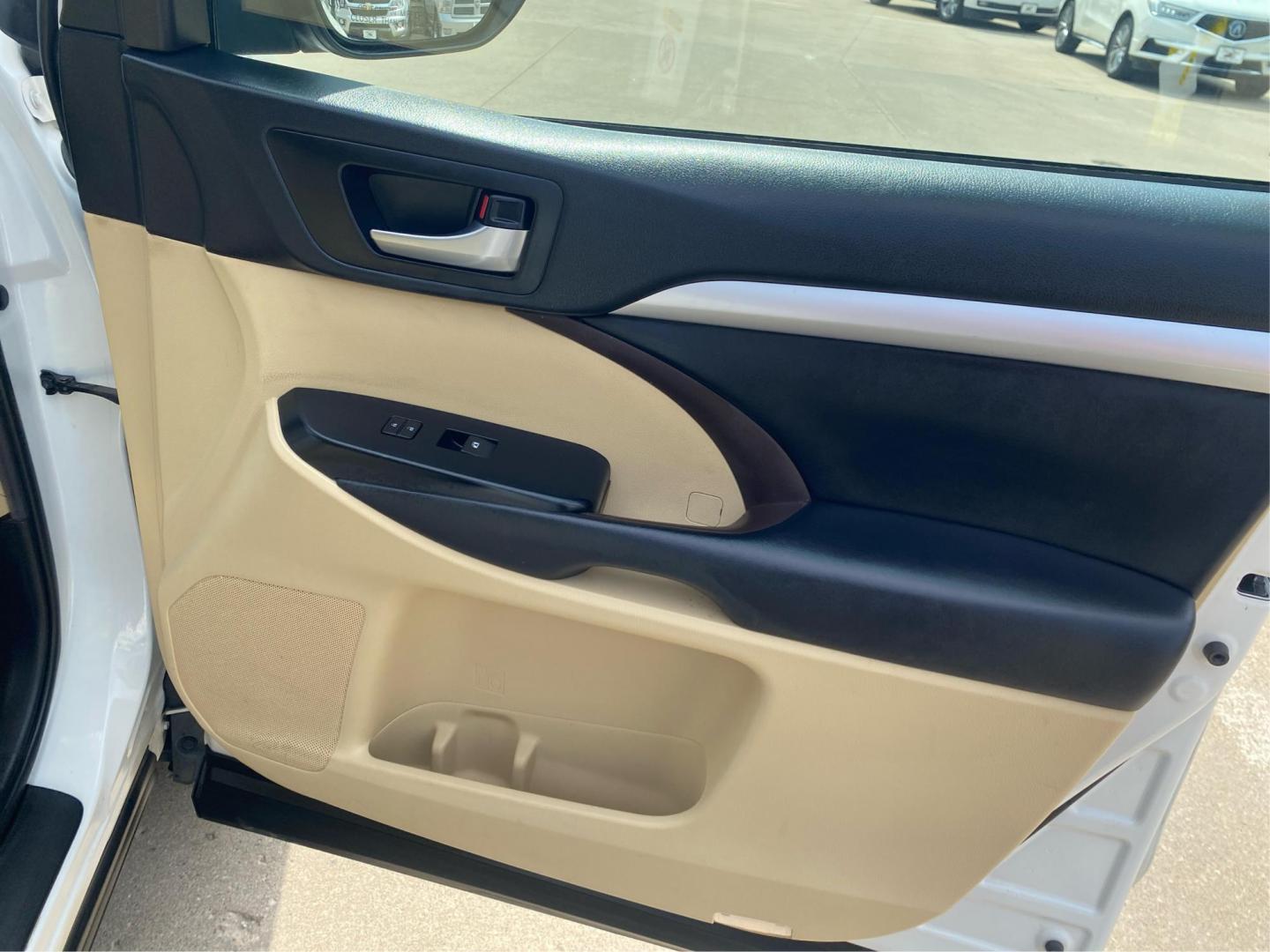 2019 WHITE TOYOTA HIGHLANDER XLE (5TDJZRFH3KS) with an 3.5L engine, Automatic transmission, located at 908 SE 14th Street, Des Moines, IA, 50317, (515) 281-0330, 41.580303, -93.597046 - Photo#20