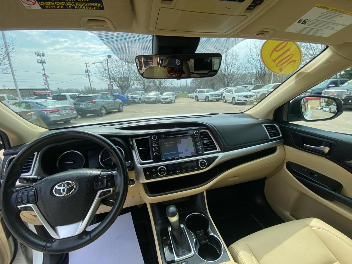 2019 WHITE TOYOTA HIGHLANDER XLE (5TDJZRFH3KS) with an 3.5L engine, Automatic transmission, located at 908 SE 14th Street, Des Moines, IA, 50317, (515) 281-0330, 41.580303, -93.597046 - Photo#21