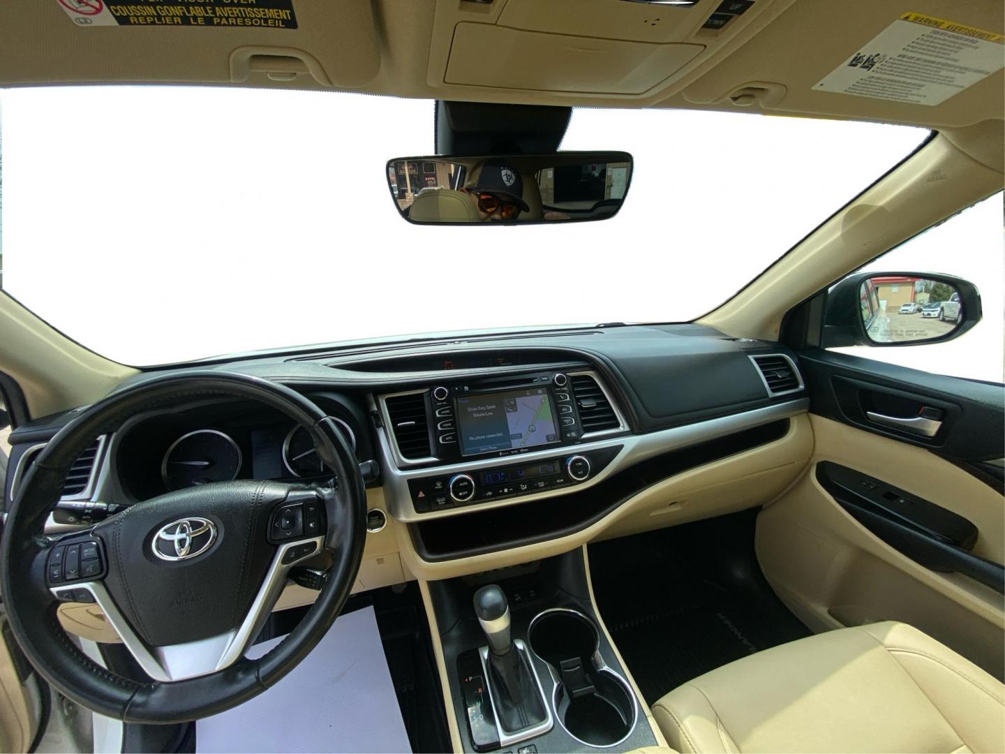 2019 WHITE TOYOTA HIGHLANDER XLE (5TDJZRFH3KS) with an 3.5L engine, Automatic transmission, located at 908 SE 14th Street, Des Moines, IA, 50317, (515) 281-0330, 41.580303, -93.597046 - Photo#22