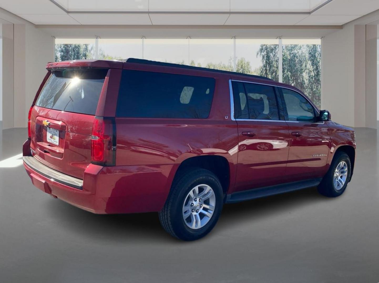 2015 RED CHEVROLET SUBURBAN 1500 LT (1GNSKJKC0FR) with an 5.3L engine, Automatic transmission, located at 908 SE 14th Street, Des Moines, IA, 50317, (515) 281-0330, 41.580303, -93.597046 - Photo#2