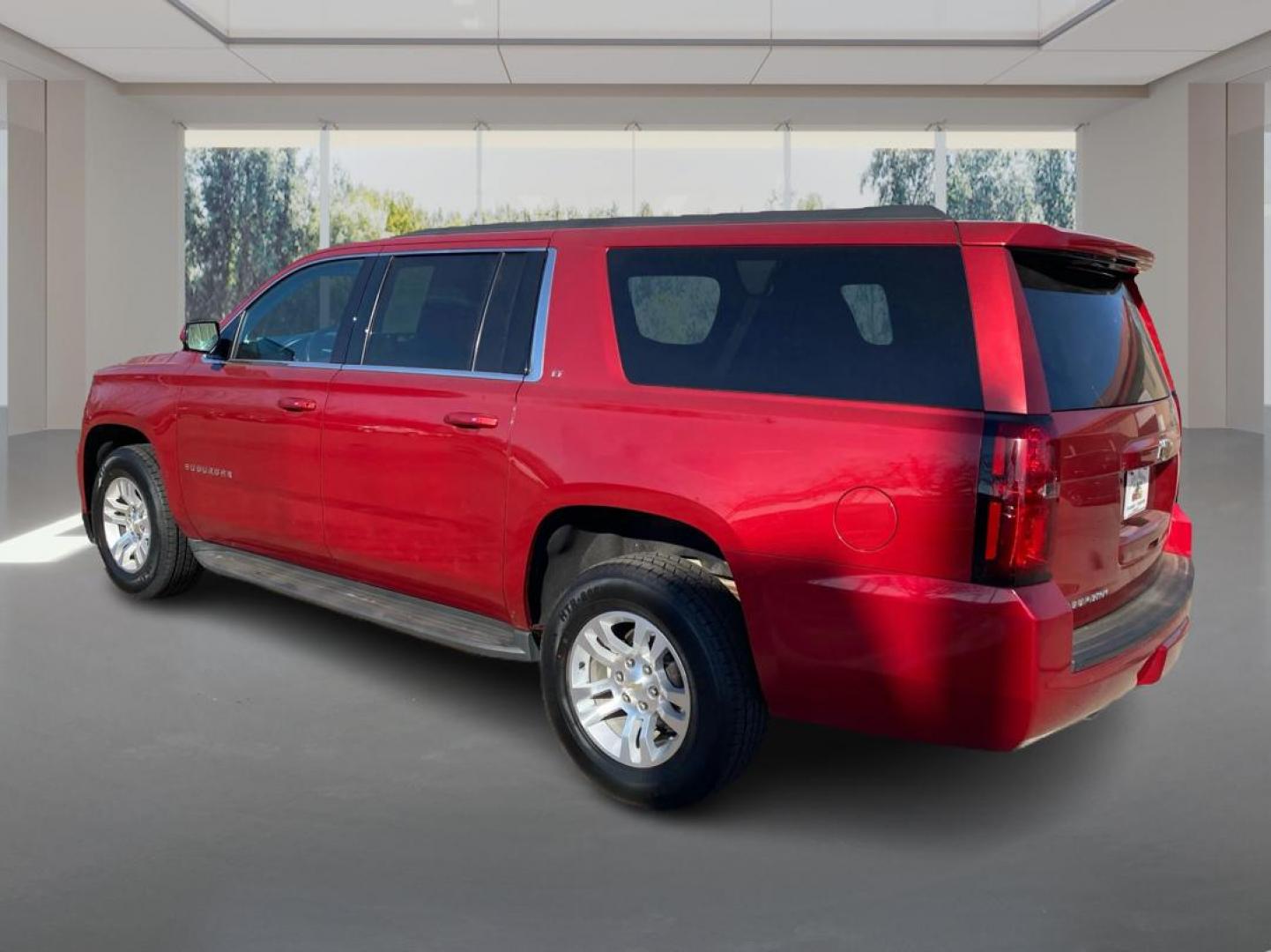 2015 RED CHEVROLET SUBURBAN 1500 LT (1GNSKJKC0FR) with an 5.3L engine, Automatic transmission, located at 908 SE 14th Street, Des Moines, IA, 50317, (515) 281-0330, 41.580303, -93.597046 - Photo#4