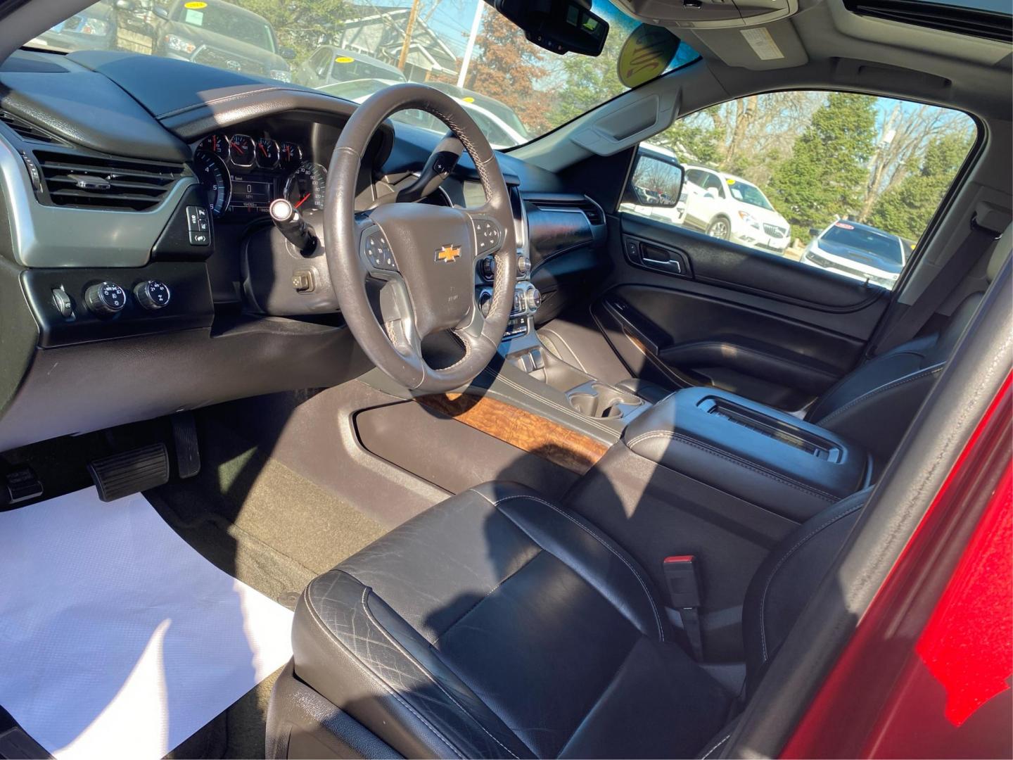 2015 RED CHEVROLET SUBURBAN 1500 LT (1GNSKJKC0FR) with an 5.3L engine, Automatic transmission, located at 908 SE 14th Street, Des Moines, IA, 50317, (515) 281-0330, 41.580303, -93.597046 - Photo#8