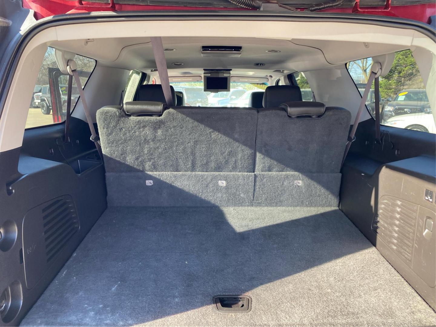 2015 RED CHEVROLET SUBURBAN 1500 LT (1GNSKJKC0FR) with an 5.3L engine, Automatic transmission, located at 908 SE 14th Street, Des Moines, IA, 50317, (515) 281-0330, 41.580303, -93.597046 - Photo#12