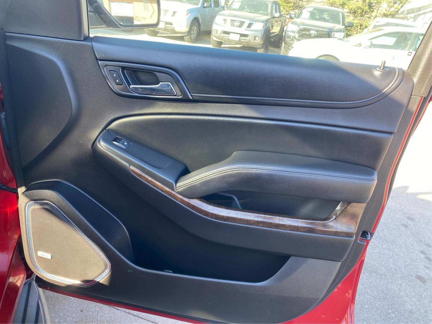 2015 RED CHEVROLET SUBURBAN 1500 LT (1GNSKJKC0FR) with an 5.3L engine, Automatic transmission, located at 908 SE 14th Street, Des Moines, IA, 50317, (515) 281-0330, 41.580303, -93.597046 - Photo#20