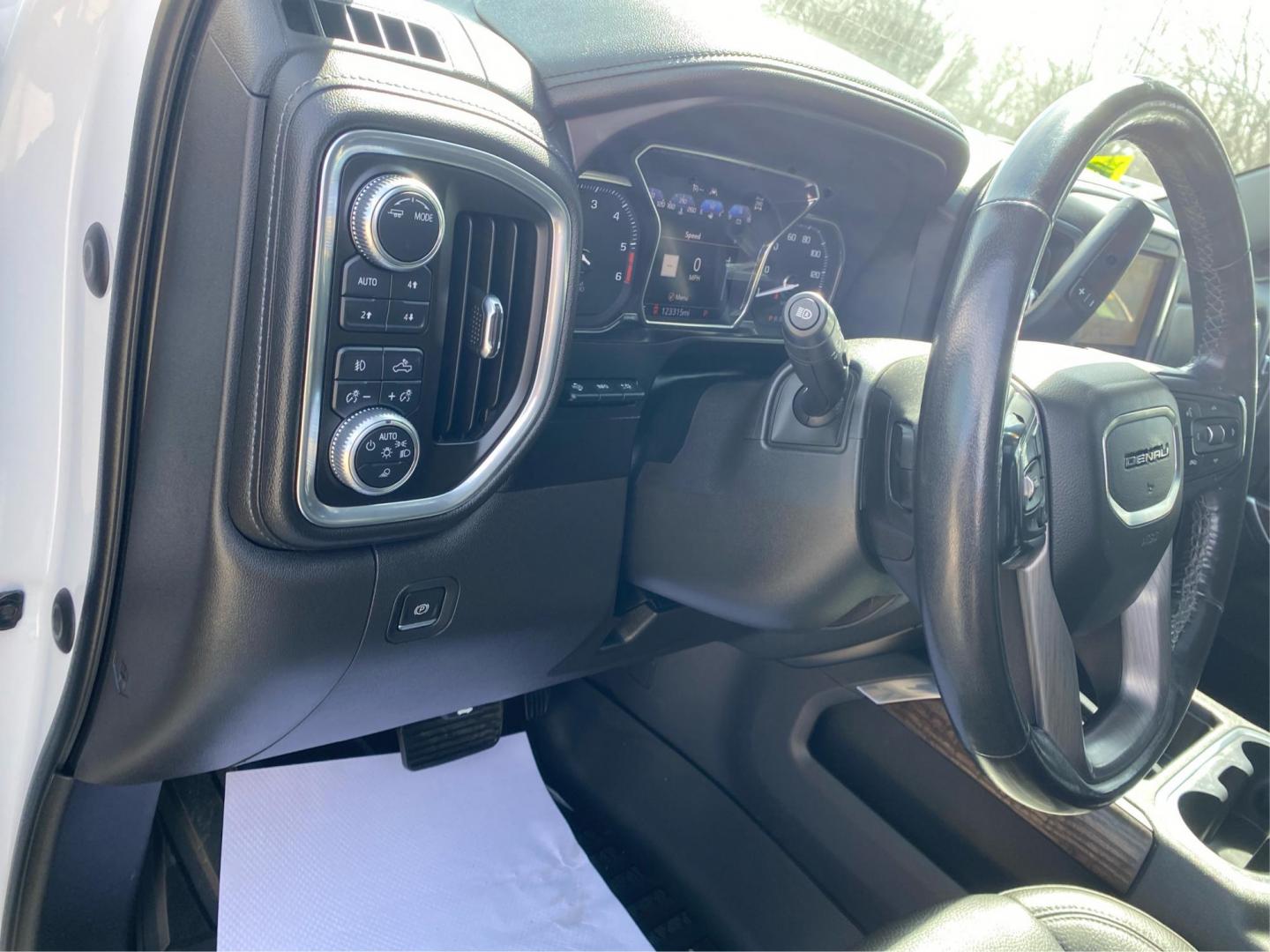 2020 WHITE GMC SIERRA 1500 DENALI (3GTU9FET5LG) with an 3.0L engine, Automatic transmission, located at 908 SE 14th Street, Des Moines, IA, 50317, (515) 281-0330, 41.580303, -93.597046 - Photo#16