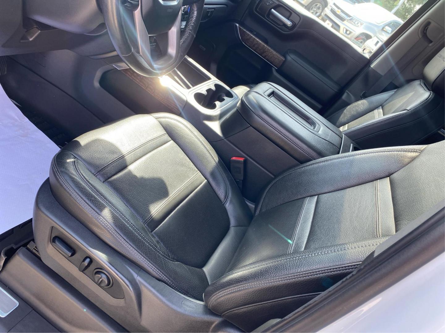 2020 WHITE GMC SIERRA 1500 DENALI (3GTU9FET5LG) with an 3.0L engine, Automatic transmission, located at 908 SE 14th Street, Des Moines, IA, 50317, (515) 281-0330, 41.580303, -93.597046 - Photo#17