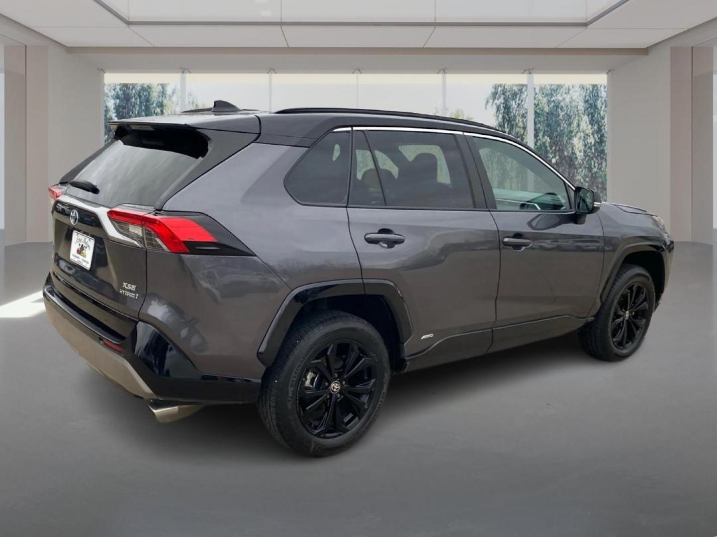 2022 GRAY TOYOTA RAV4 XSE (4T3E6RFV0NU) with an 2.5L engine, Continuously Variable transmission, located at 908 SE 14th Street, Des Moines, IA, 50317, (515) 281-0330, 41.580303, -93.597046 - Photo#2
