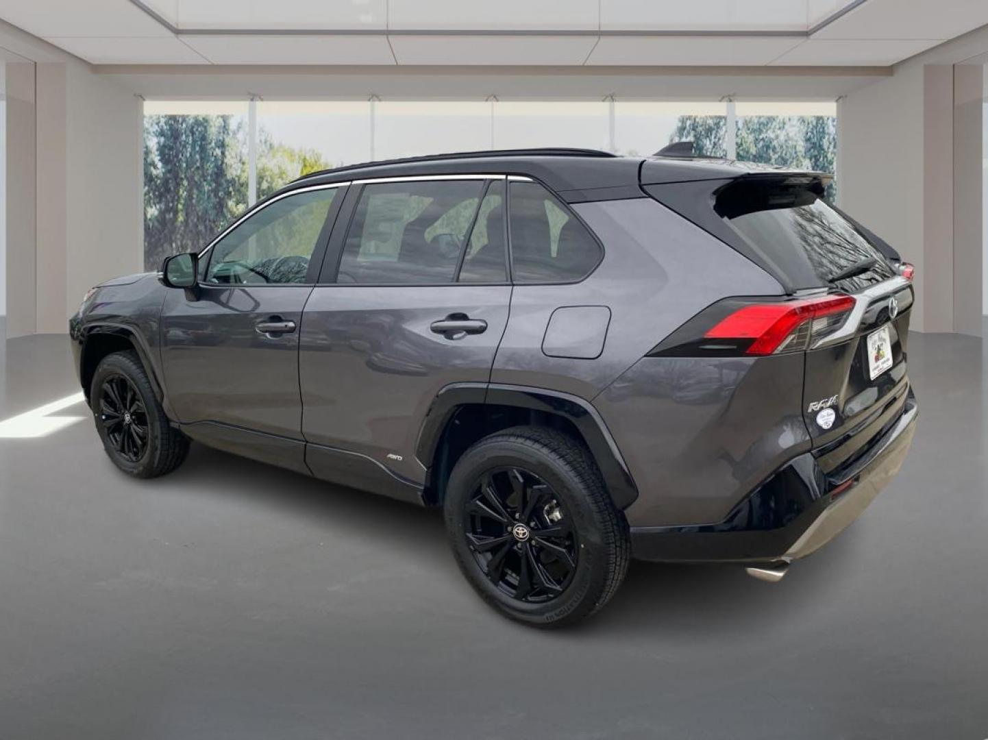 2022 GRAY TOYOTA RAV4 XSE (4T3E6RFV0NU) with an 2.5L engine, Continuously Variable transmission, located at 908 SE 14th Street, Des Moines, IA, 50317, (515) 281-0330, 41.580303, -93.597046 - Photo#4