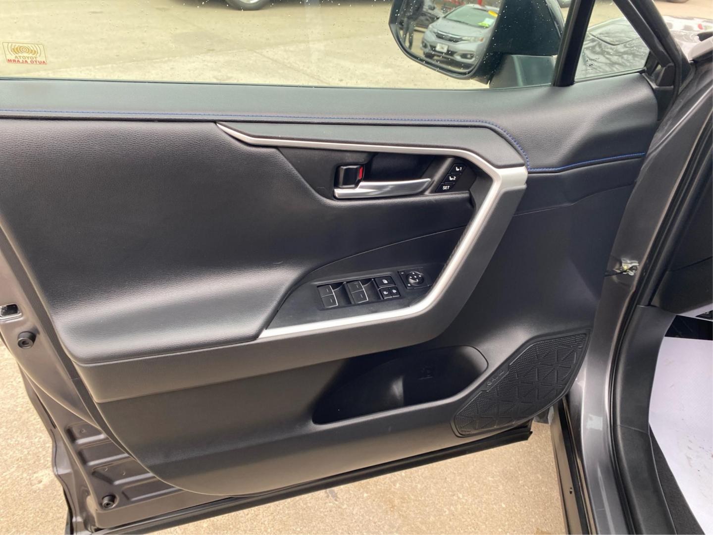 2022 GRAY TOYOTA RAV4 XSE (4T3E6RFV0NU) with an 2.5L engine, Continuously Variable transmission, located at 908 SE 14th Street, Des Moines, IA, 50317, (515) 281-0330, 41.580303, -93.597046 - Photo#19