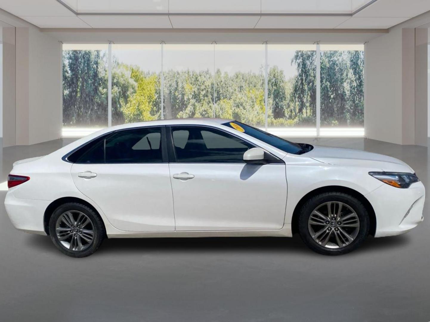 2016 WHITE TOYOTA CAMRY LE (4T1BF1FK0GU) with an 2.5L engine, Automatic transmission, located at 908 SE 14th Street, Des Moines, IA, 50317, (515) 281-0330, 41.580303, -93.597046 - Photo#1