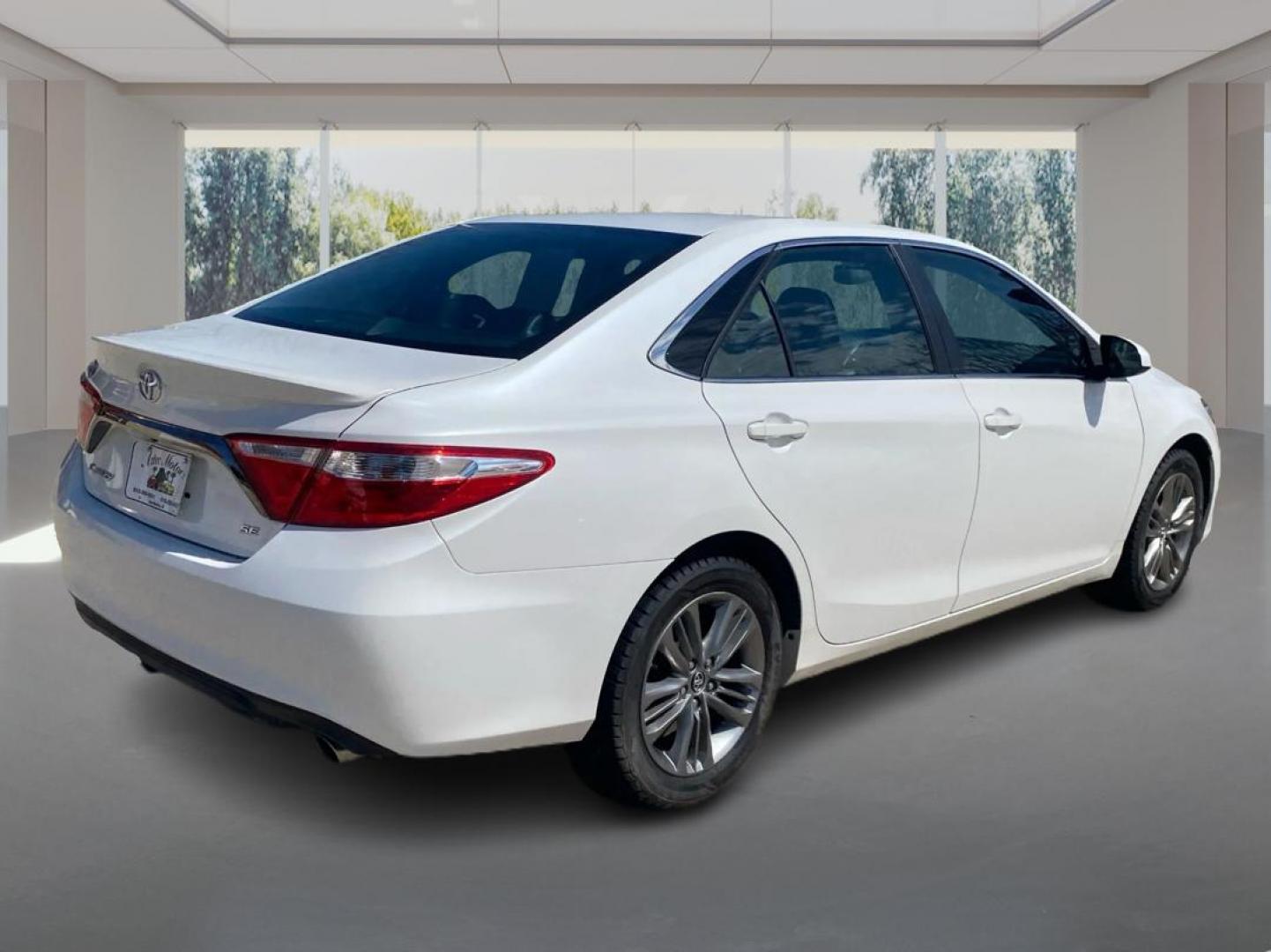 2016 WHITE TOYOTA CAMRY LE (4T1BF1FK0GU) with an 2.5L engine, Automatic transmission, located at 908 SE 14th Street, Des Moines, IA, 50317, (515) 281-0330, 41.580303, -93.597046 - Photo#2