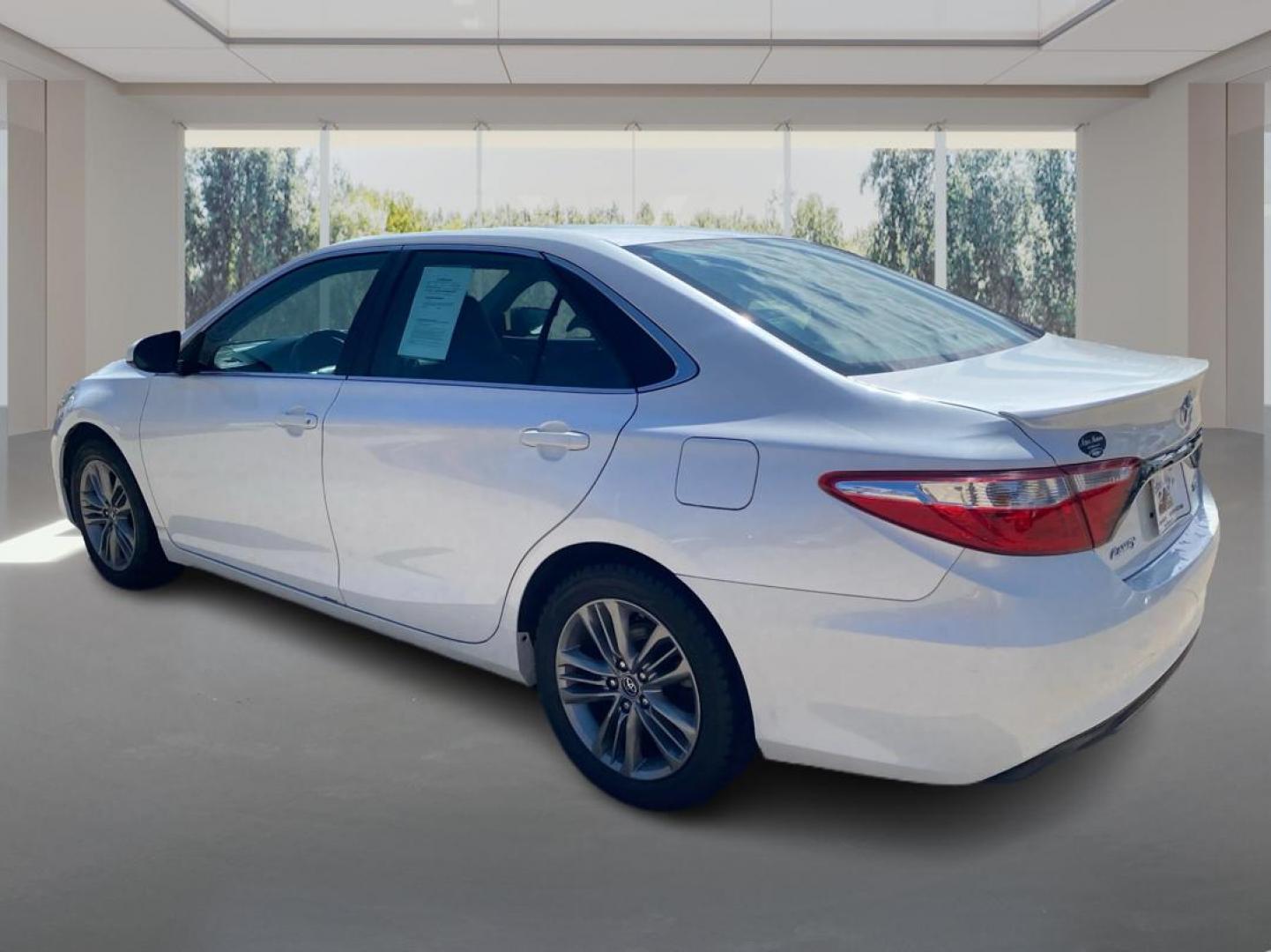 2016 WHITE TOYOTA CAMRY LE (4T1BF1FK0GU) with an 2.5L engine, Automatic transmission, located at 908 SE 14th Street, Des Moines, IA, 50317, (515) 281-0330, 41.580303, -93.597046 - Photo#4
