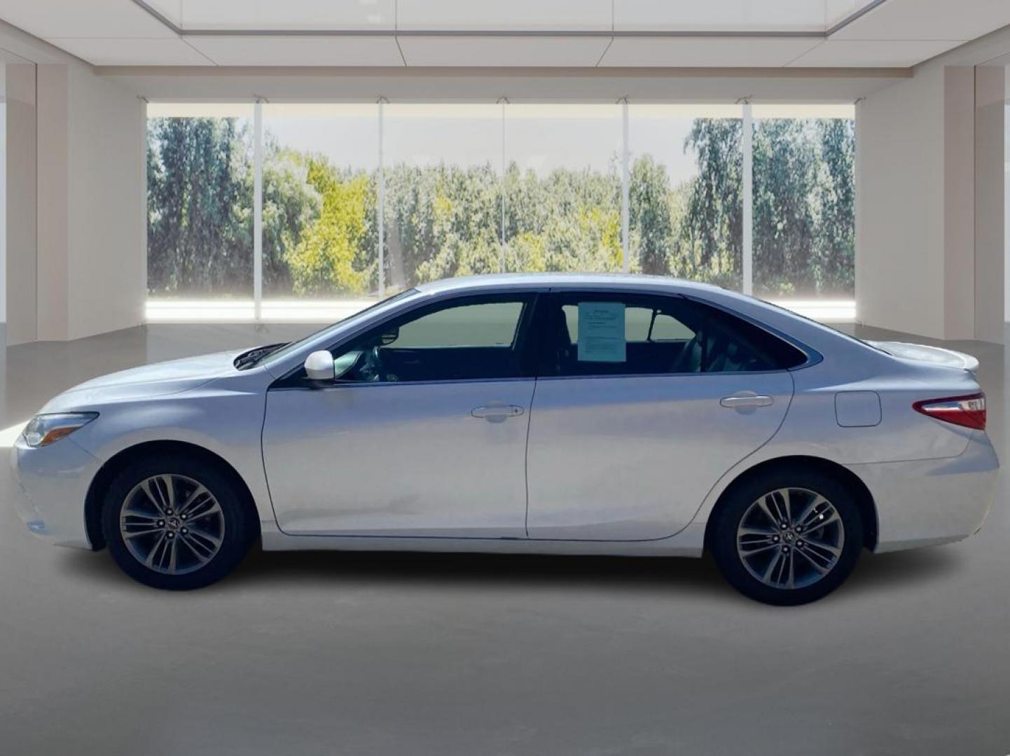 2016 WHITE TOYOTA CAMRY LE (4T1BF1FK0GU) with an 2.5L engine, Automatic transmission, located at 908 SE 14th Street, Des Moines, IA, 50317, (515) 281-0330, 41.580303, -93.597046 - Photo#5