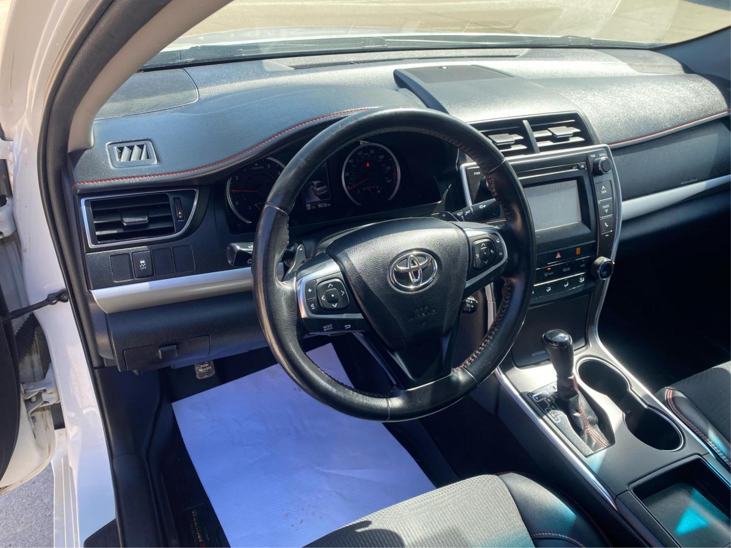 2016 WHITE TOYOTA CAMRY LE (4T1BF1FK0GU) with an 2.5L engine, Automatic transmission, located at 908 SE 14th Street, Des Moines, IA, 50317, (515) 281-0330, 41.580303, -93.597046 - Photo#15
