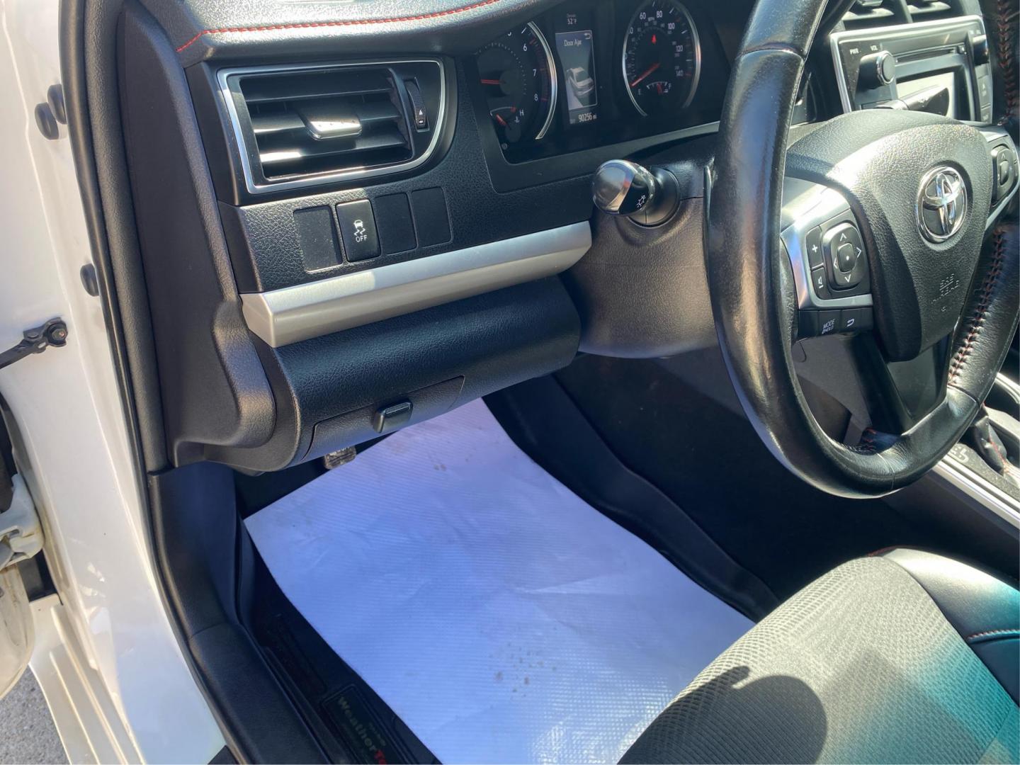 2016 WHITE TOYOTA CAMRY LE (4T1BF1FK0GU) with an 2.5L engine, Automatic transmission, located at 908 SE 14th Street, Des Moines, IA, 50317, (515) 281-0330, 41.580303, -93.597046 - Photo#16
