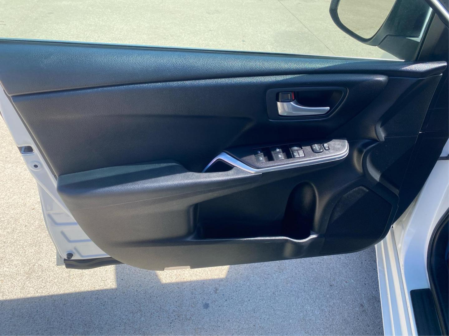 2016 WHITE TOYOTA CAMRY LE (4T1BF1FK0GU) with an 2.5L engine, Automatic transmission, located at 908 SE 14th Street, Des Moines, IA, 50317, (515) 281-0330, 41.580303, -93.597046 - Photo#18