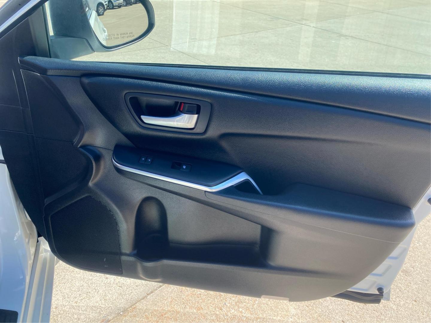 2016 WHITE TOYOTA CAMRY LE (4T1BF1FK0GU) with an 2.5L engine, Automatic transmission, located at 908 SE 14th Street, Des Moines, IA, 50317, (515) 281-0330, 41.580303, -93.597046 - Photo#19
