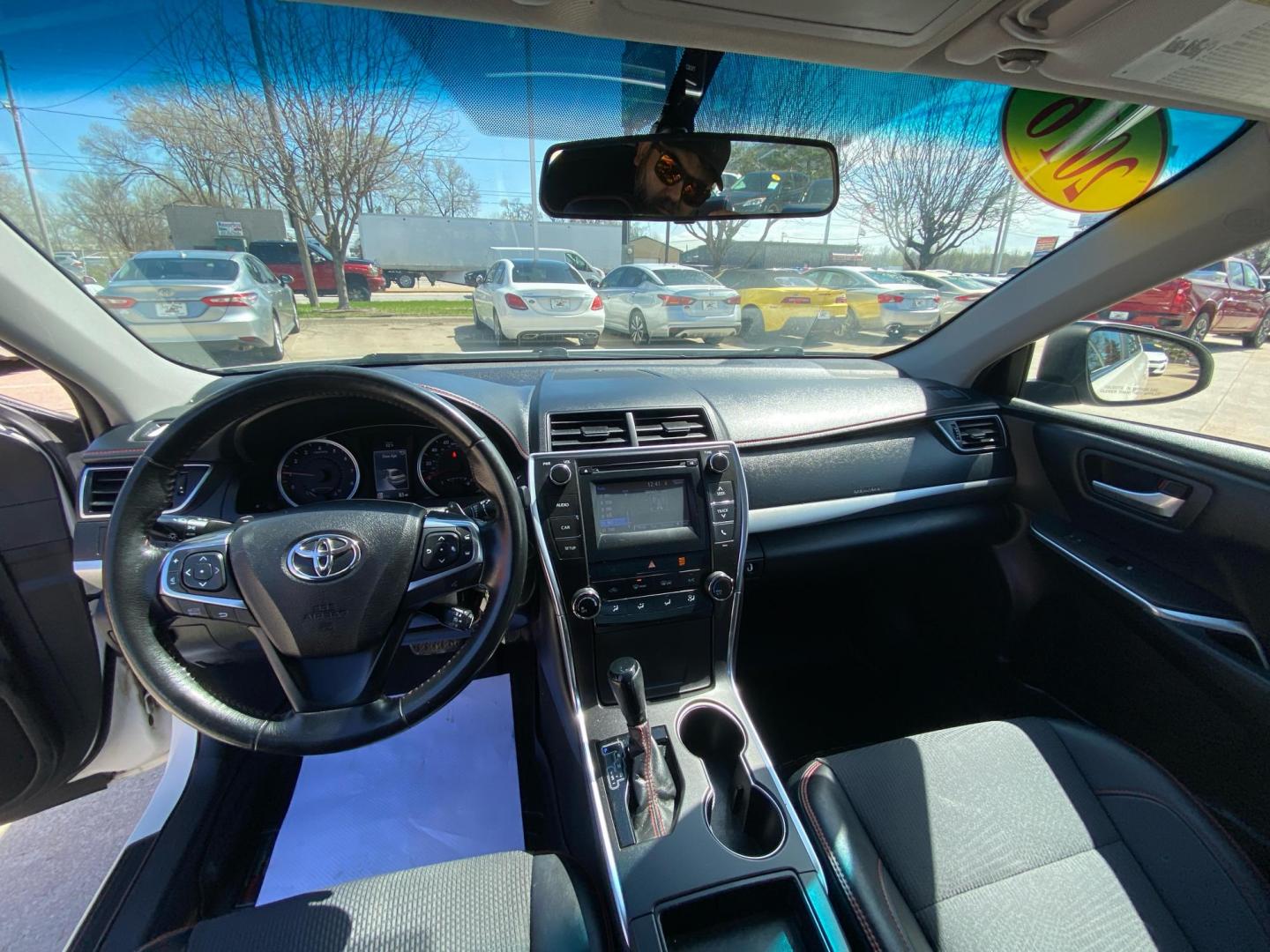 2016 WHITE TOYOTA CAMRY LE (4T1BF1FK0GU) with an 2.5L engine, Automatic transmission, located at 908 SE 14th Street, Des Moines, IA, 50317, (515) 281-0330, 41.580303, -93.597046 - Photo#20