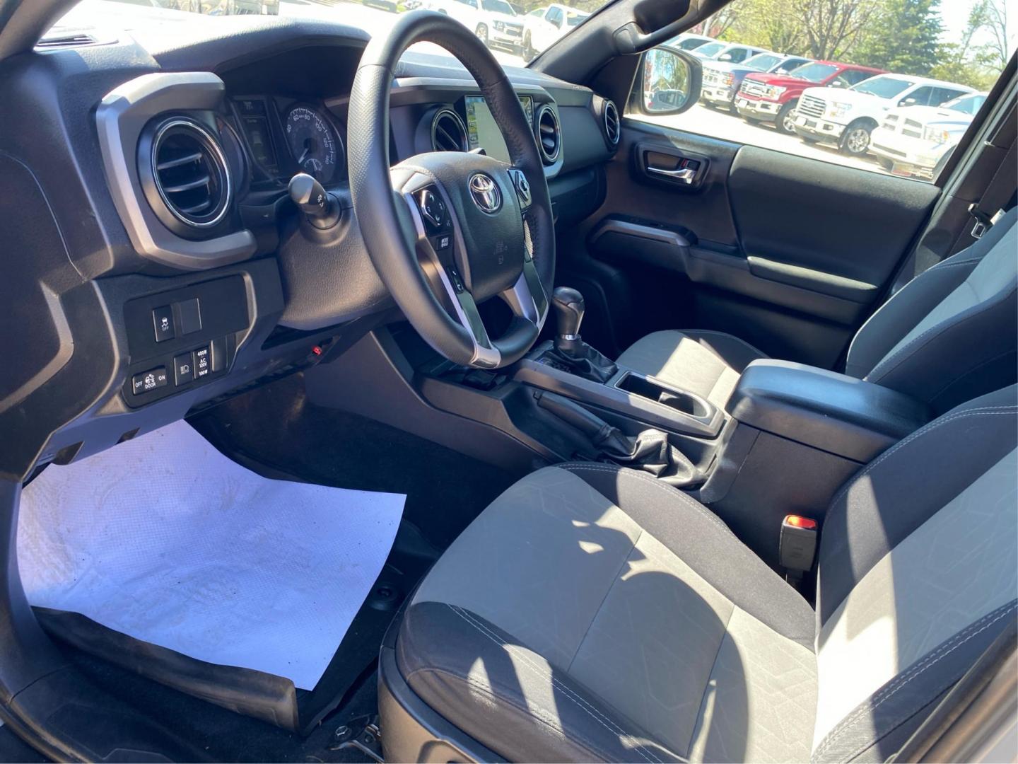 2021 GRAY TOYOTA TACOMA DOUBLE CAB (3TMCZ5AN3MM) with an 3.5L engine, Automatic transmission, located at 908 SE 14th Street, Des Moines, IA, 50317, (515) 281-0330, 41.580303, -93.597046 - Photo#8
