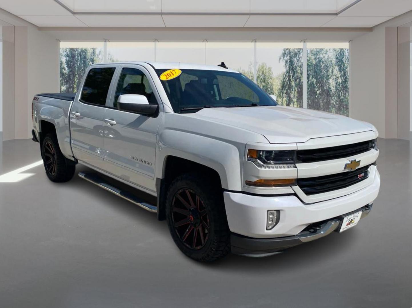 2017 WHITE CHEVROLET SILVERADO 1500 CREW CAB LT Z71 (3GCUKREC2HG) with an 5.3L engine, Automatic transmission, located at 908 SE 14th Street, Des Moines, IA, 50317, (515) 281-0330, 41.580303, -93.597046 - Photo#0