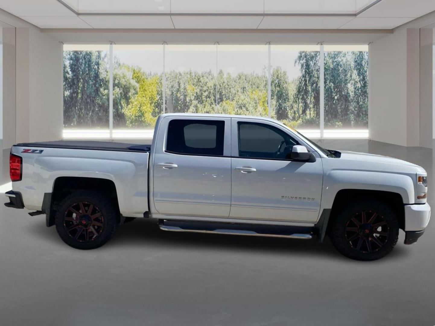 2017 WHITE CHEVROLET SILVERADO 1500 CREW CAB LT Z71 (3GCUKREC2HG) with an 5.3L engine, Automatic transmission, located at 908 SE 14th Street, Des Moines, IA, 50317, (515) 281-0330, 41.580303, -93.597046 - Photo#1