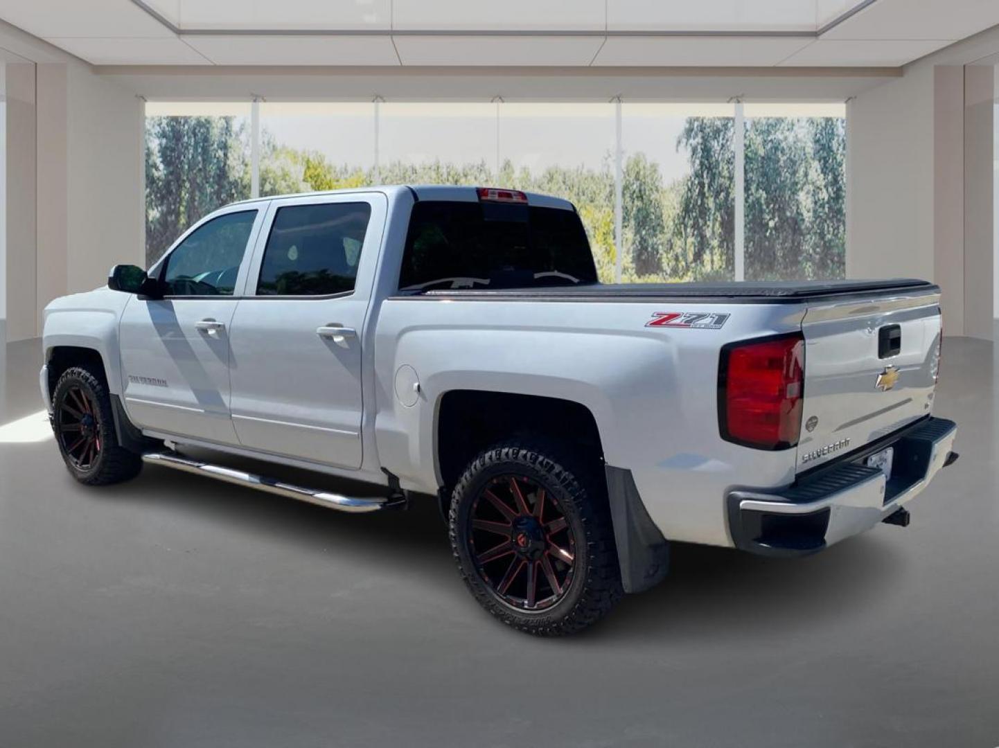 2017 WHITE CHEVROLET SILVERADO 1500 CREW CAB LT Z71 (3GCUKREC2HG) with an 5.3L engine, Automatic transmission, located at 908 SE 14th Street, Des Moines, IA, 50317, (515) 281-0330, 41.580303, -93.597046 - Photo#4