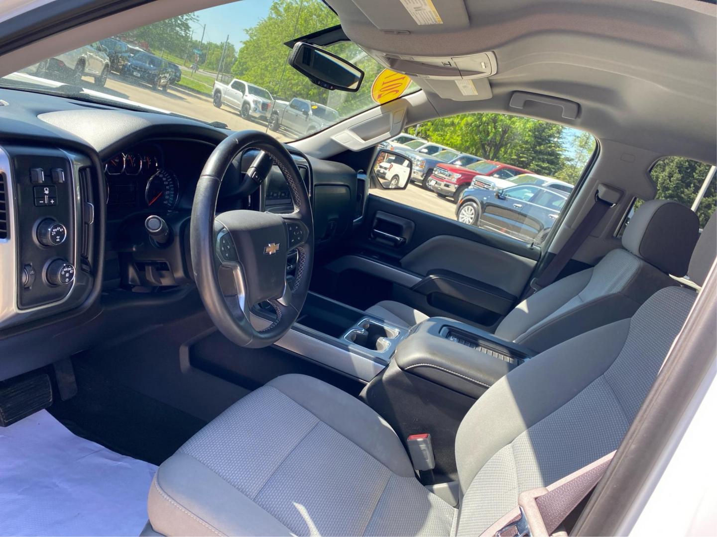 2017 WHITE CHEVROLET SILVERADO 1500 CREW CAB LT Z71 (3GCUKREC2HG) with an 5.3L engine, Automatic transmission, located at 908 SE 14th Street, Des Moines, IA, 50317, (515) 281-0330, 41.580303, -93.597046 - Photo#8