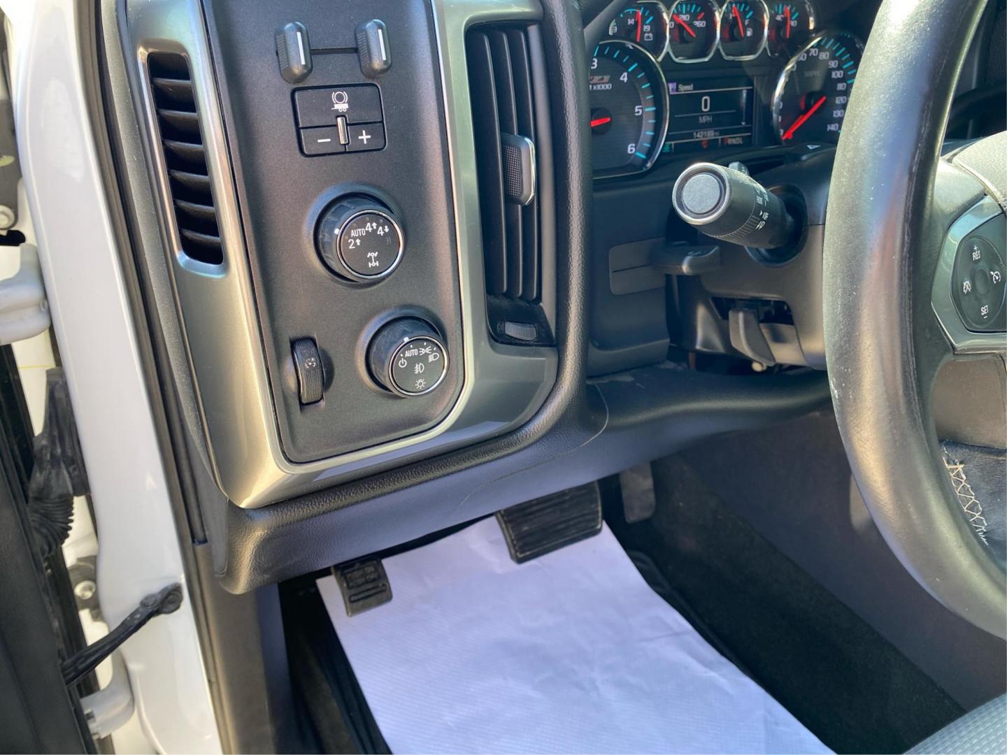 2017 WHITE CHEVROLET SILVERADO 1500 CREW CAB LT Z71 (3GCUKREC2HG) with an 5.3L engine, Automatic transmission, located at 908 SE 14th Street, Des Moines, IA, 50317, (515) 281-0330, 41.580303, -93.597046 - Photo#16