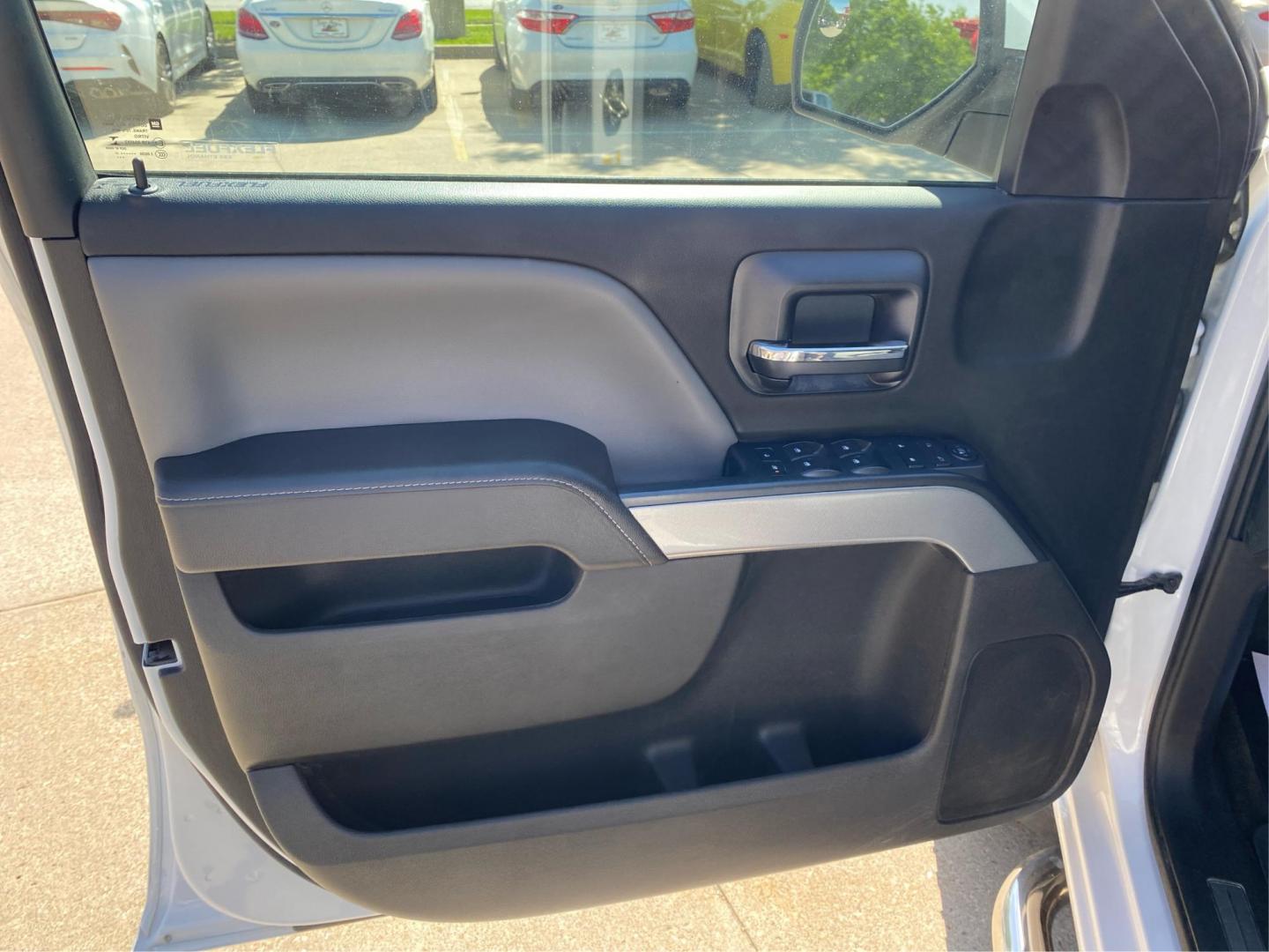 2017 WHITE CHEVROLET SILVERADO 1500 CREW CAB LT Z71 (3GCUKREC2HG) with an 5.3L engine, Automatic transmission, located at 908 SE 14th Street, Des Moines, IA, 50317, (515) 281-0330, 41.580303, -93.597046 - Photo#18