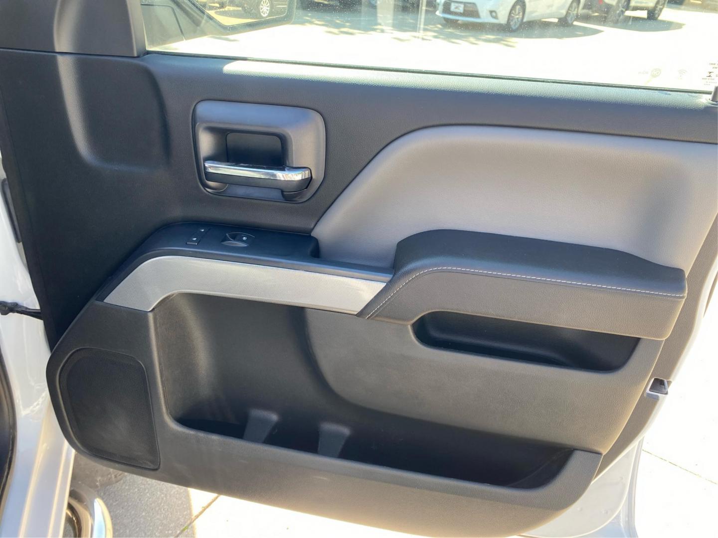 2017 WHITE CHEVROLET SILVERADO 1500 CREW CAB LT Z71 (3GCUKREC2HG) with an 5.3L engine, Automatic transmission, located at 908 SE 14th Street, Des Moines, IA, 50317, (515) 281-0330, 41.580303, -93.597046 - Photo#19