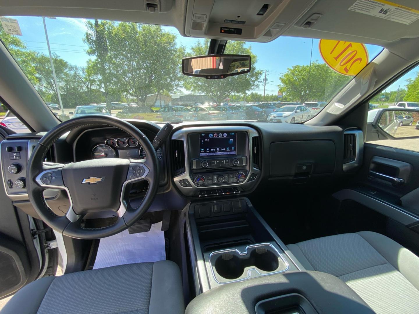2017 WHITE CHEVROLET SILVERADO 1500 CREW CAB LT Z71 (3GCUKREC2HG) with an 5.3L engine, Automatic transmission, located at 908 SE 14th Street, Des Moines, IA, 50317, (515) 281-0330, 41.580303, -93.597046 - Photo#20