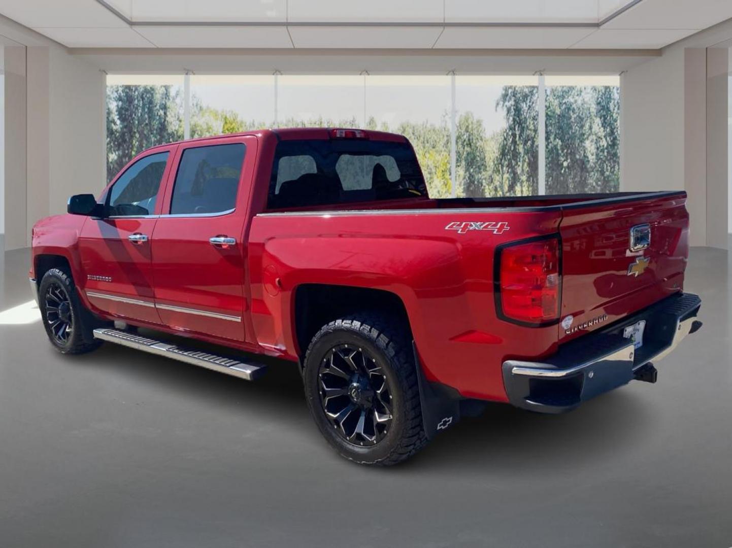 2015 RED CHEVROLET SILVERADO LTZ CREW CAB 1500 (3GCUKSECXFG) with an 5.3L engine, Automatic transmission, located at 908 SE 14th Street, Des Moines, IA, 50317, (515) 281-0330, 41.580303, -93.597046- Photo#4
