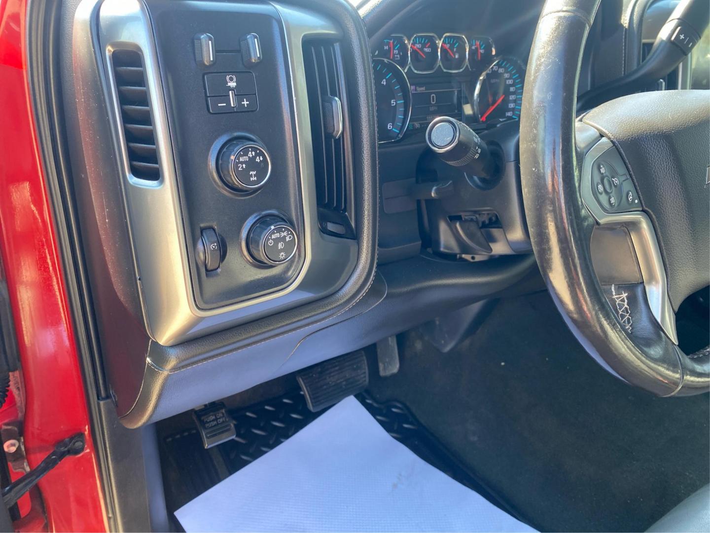 2015 RED CHEVROLET SILVERADO LTZ CREW CAB 1500 (3GCUKSECXFG) with an 5.3L engine, Automatic transmission, located at 908 SE 14th Street, Des Moines, IA, 50317, (515) 281-0330, 41.580303, -93.597046- Photo#16