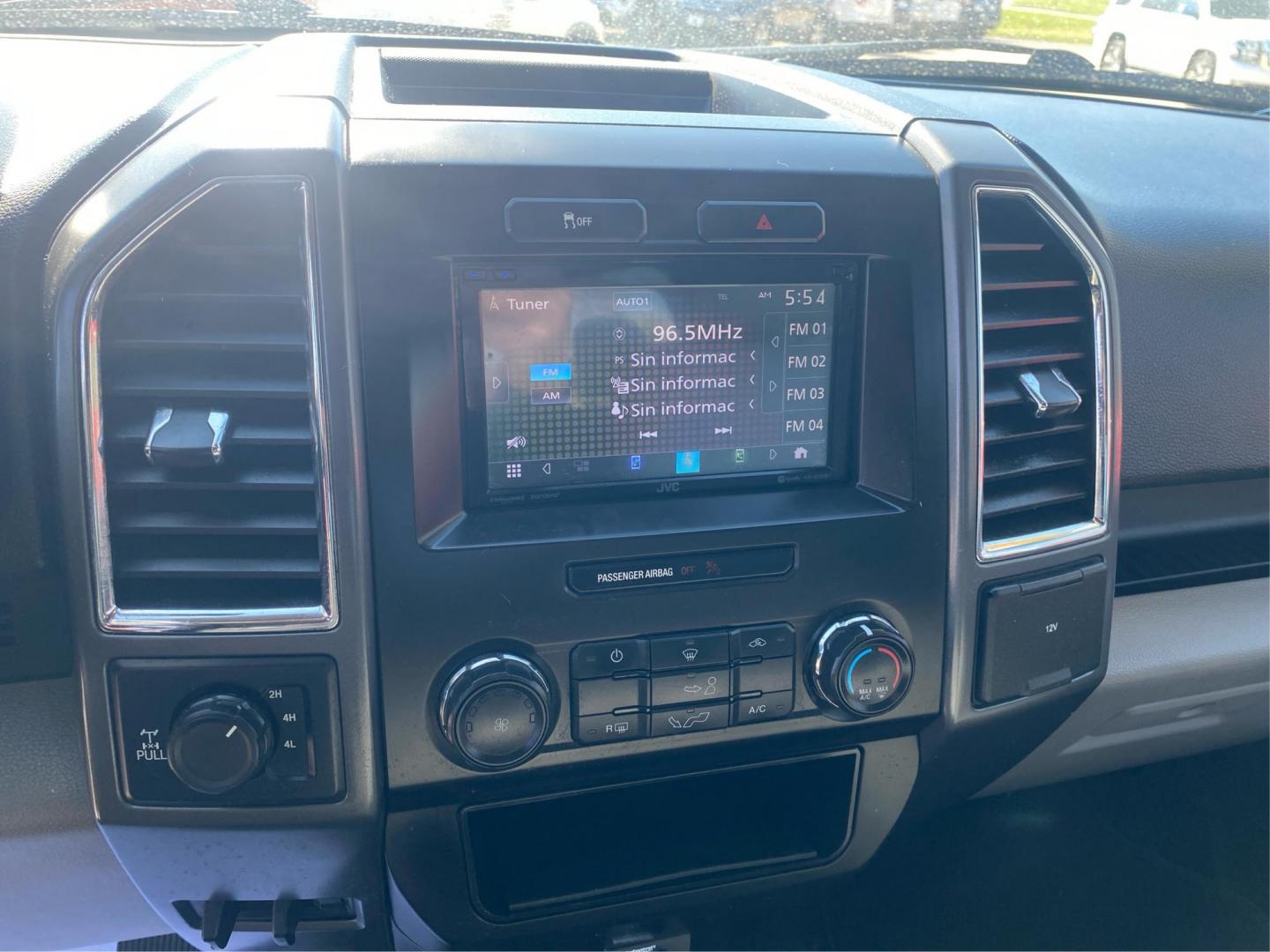 2017 WHITE FORD F-150 SUPERCREW XLT (1FTFW1EF7HK) with an 5.0 engine, Automatic transmission, located at 908 SE 14th Street, Des Moines, IA, 50317, (515) 281-0330, 41.580303, -93.597046- Photo#12