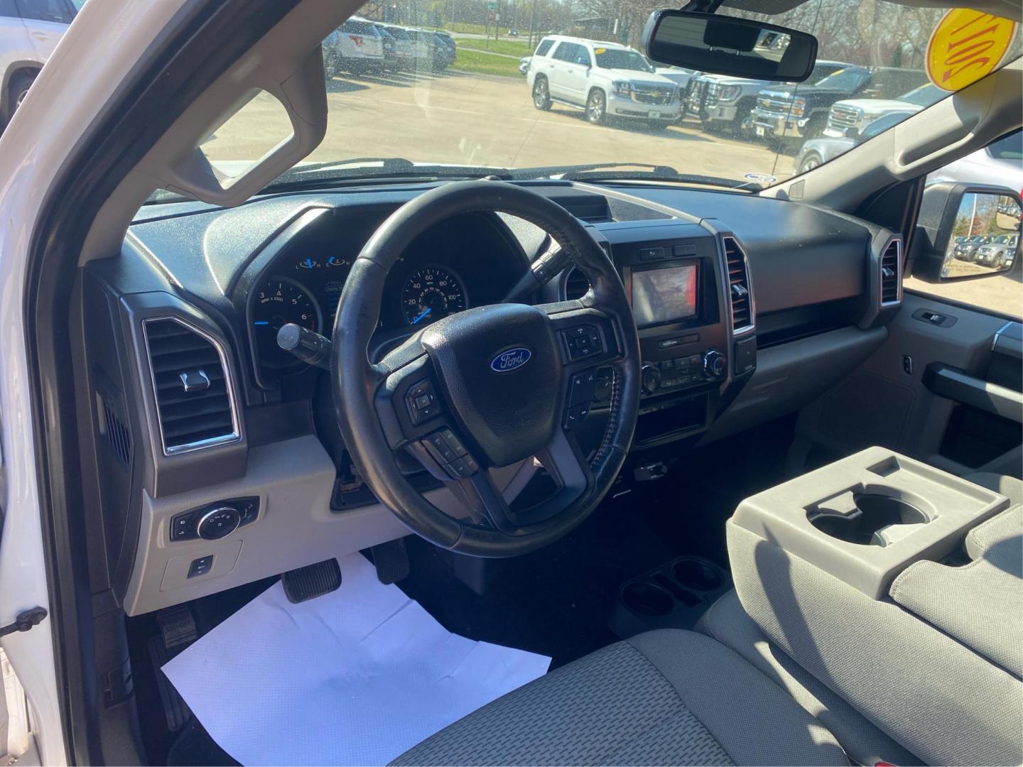 2017 WHITE FORD F-150 SUPERCREW XLT (1FTFW1EF7HK) with an 5.0 engine, Automatic transmission, located at 908 SE 14th Street, Des Moines, IA, 50317, (515) 281-0330, 41.580303, -93.597046- Photo#15
