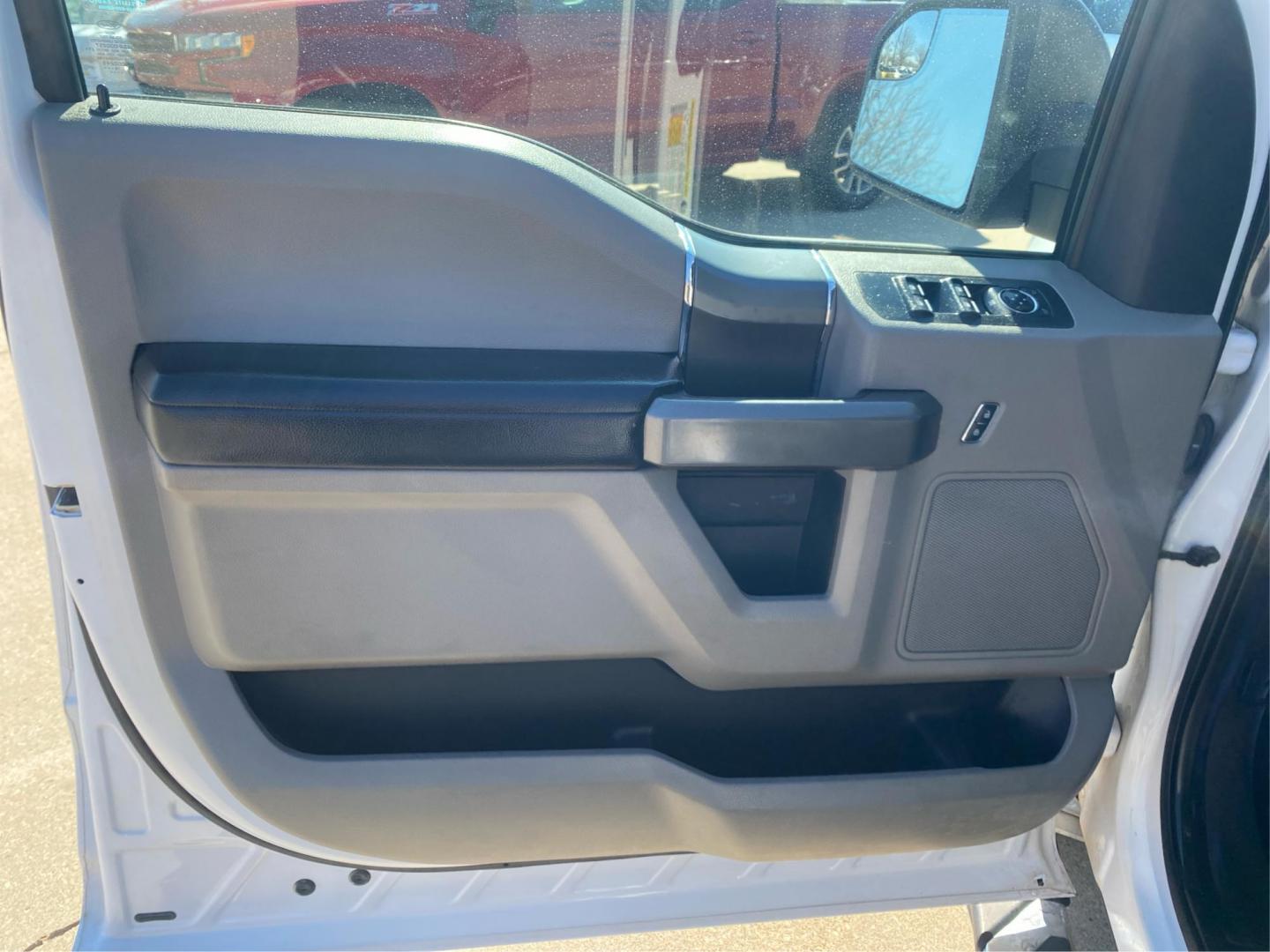 2017 WHITE FORD F-150 SUPERCREW XLT (1FTFW1EF7HK) with an 5.0 engine, Automatic transmission, located at 908 SE 14th Street, Des Moines, IA, 50317, (515) 281-0330, 41.580303, -93.597046- Photo#18