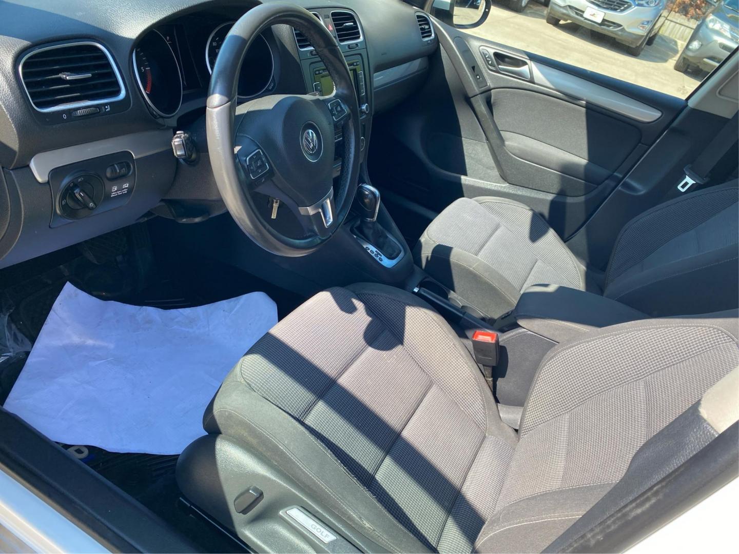 2012 WHITE VOLKSWAGEN GOLF (WVWDM7AJ6CW) with an 2.0L engine, Automatic transmission, located at 908 SE 14th Street, Des Moines, IA, 50317, (515) 281-0330, 41.580303, -93.597046 - Photo#8