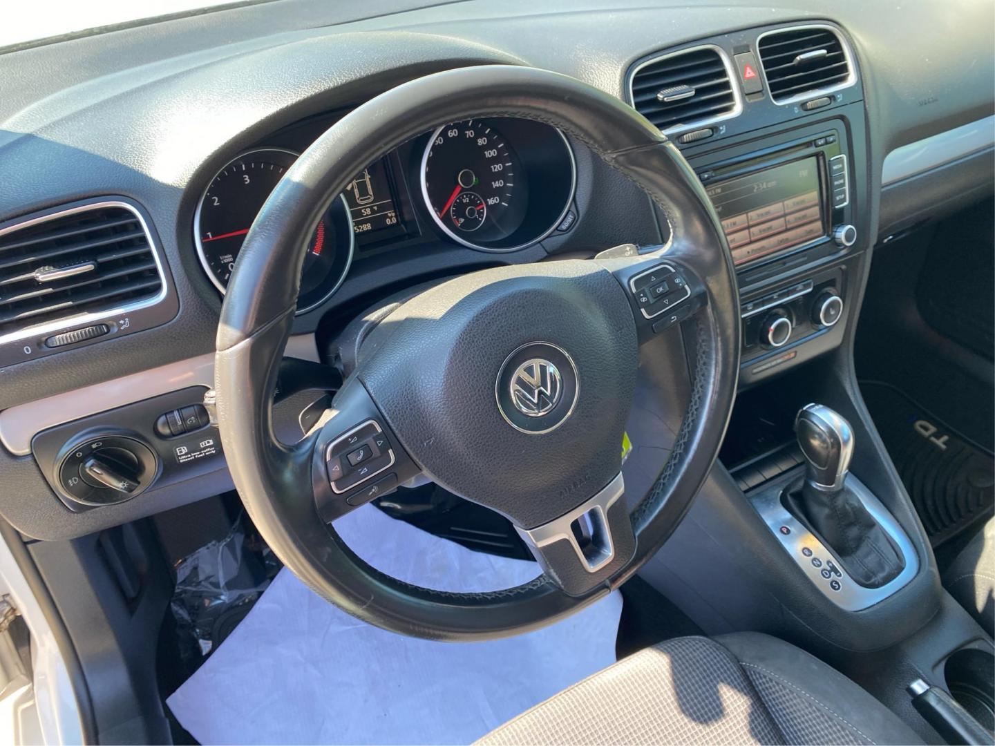 2012 WHITE VOLKSWAGEN GOLF (WVWDM7AJ6CW) with an 2.0L engine, Automatic transmission, located at 908 SE 14th Street, Des Moines, IA, 50317, (515) 281-0330, 41.580303, -93.597046 - Photo#16