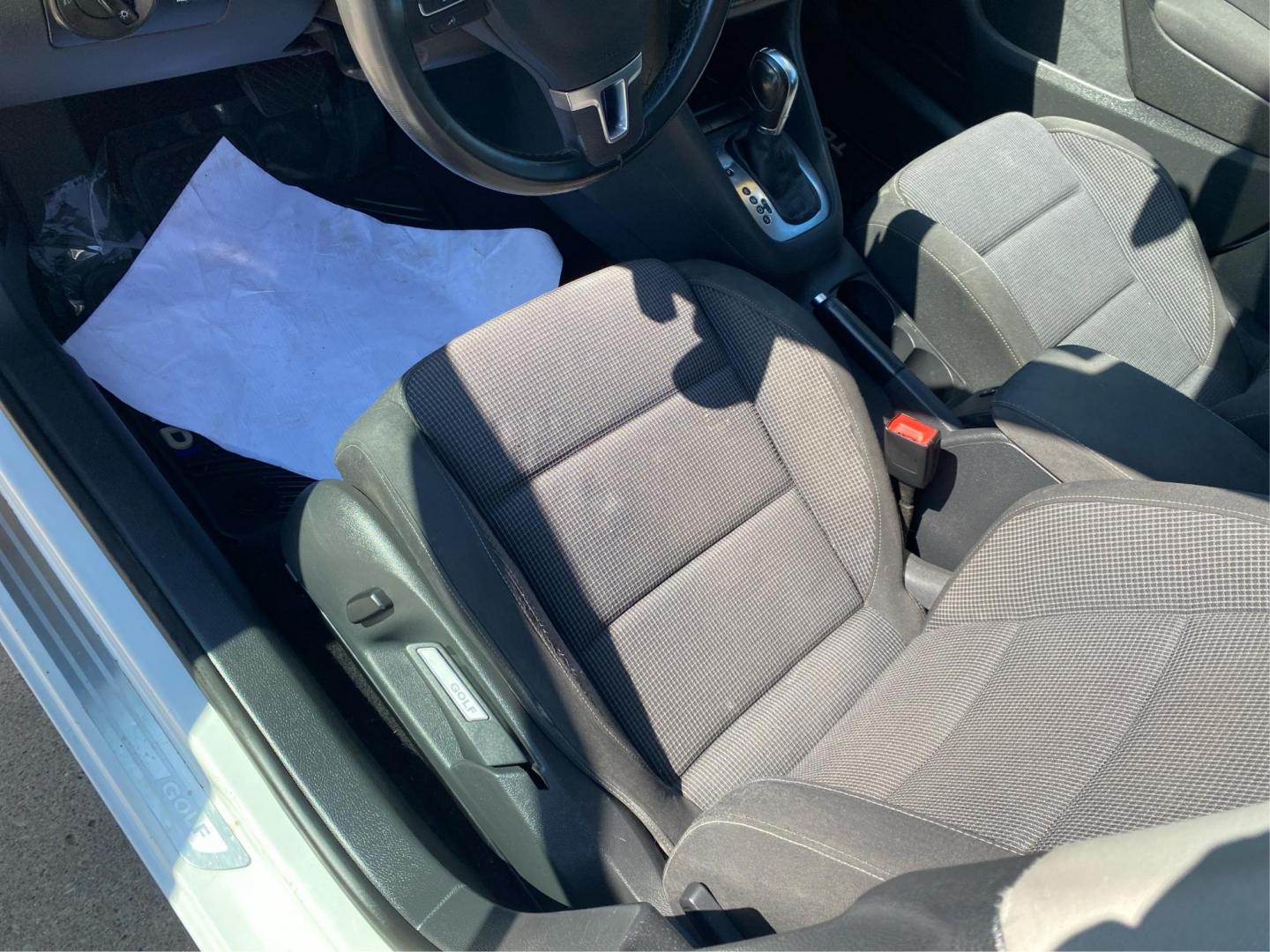 2012 WHITE VOLKSWAGEN GOLF (WVWDM7AJ6CW) with an 2.0L engine, Automatic transmission, located at 908 SE 14th Street, Des Moines, IA, 50317, (515) 281-0330, 41.580303, -93.597046 - Photo#18