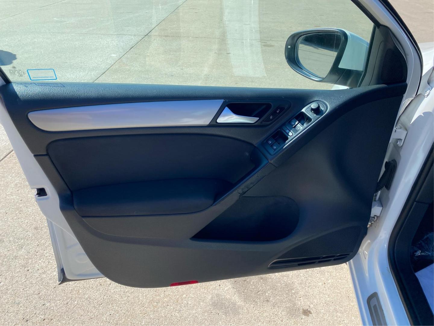 2012 WHITE VOLKSWAGEN GOLF (WVWDM7AJ6CW) with an 2.0L engine, Automatic transmission, located at 908 SE 14th Street, Des Moines, IA, 50317, (515) 281-0330, 41.580303, -93.597046 - Photo#19
