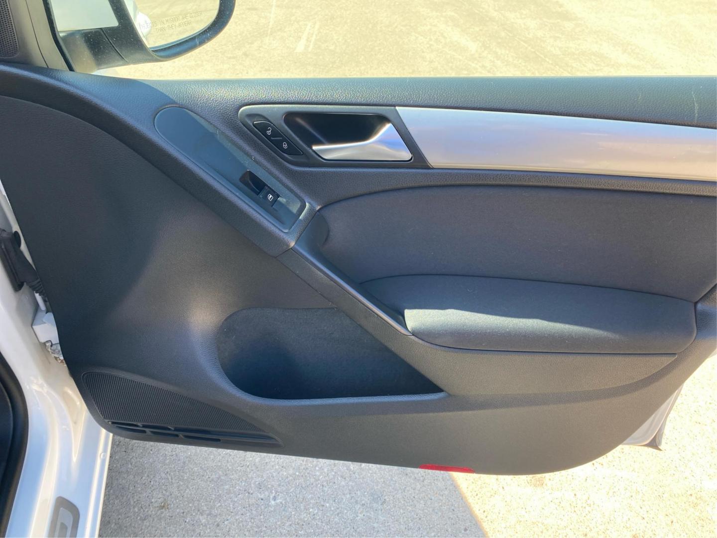 2012 WHITE VOLKSWAGEN GOLF (WVWDM7AJ6CW) with an 2.0L engine, Automatic transmission, located at 908 SE 14th Street, Des Moines, IA, 50317, (515) 281-0330, 41.580303, -93.597046 - Photo#20