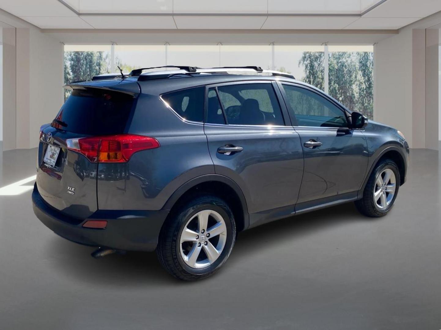 2013 GRAY TOYOTA RAV4 XLE (JTMRFREVXDD) with an 2.5L engine, Automatic transmission, located at 908 SE 14th Street, Des Moines, IA, 50317, (515) 281-0330, 41.580303, -93.597046 - Photo#2