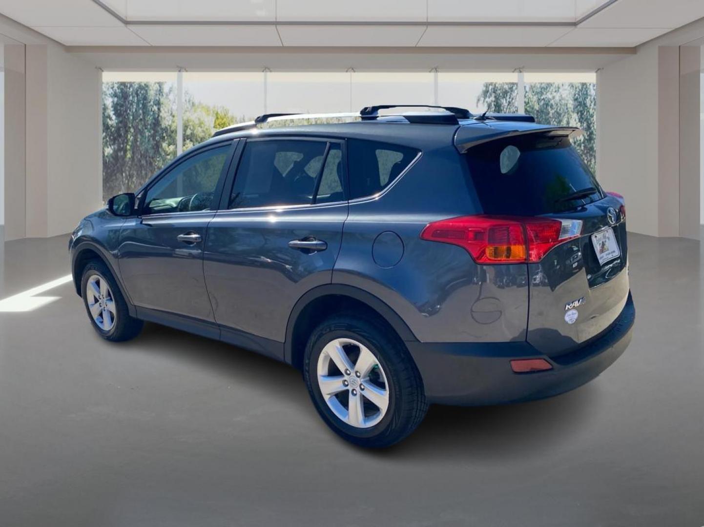 2013 GRAY TOYOTA RAV4 XLE (JTMRFREVXDD) with an 2.5L engine, Automatic transmission, located at 908 SE 14th Street, Des Moines, IA, 50317, (515) 281-0330, 41.580303, -93.597046 - Photo#4