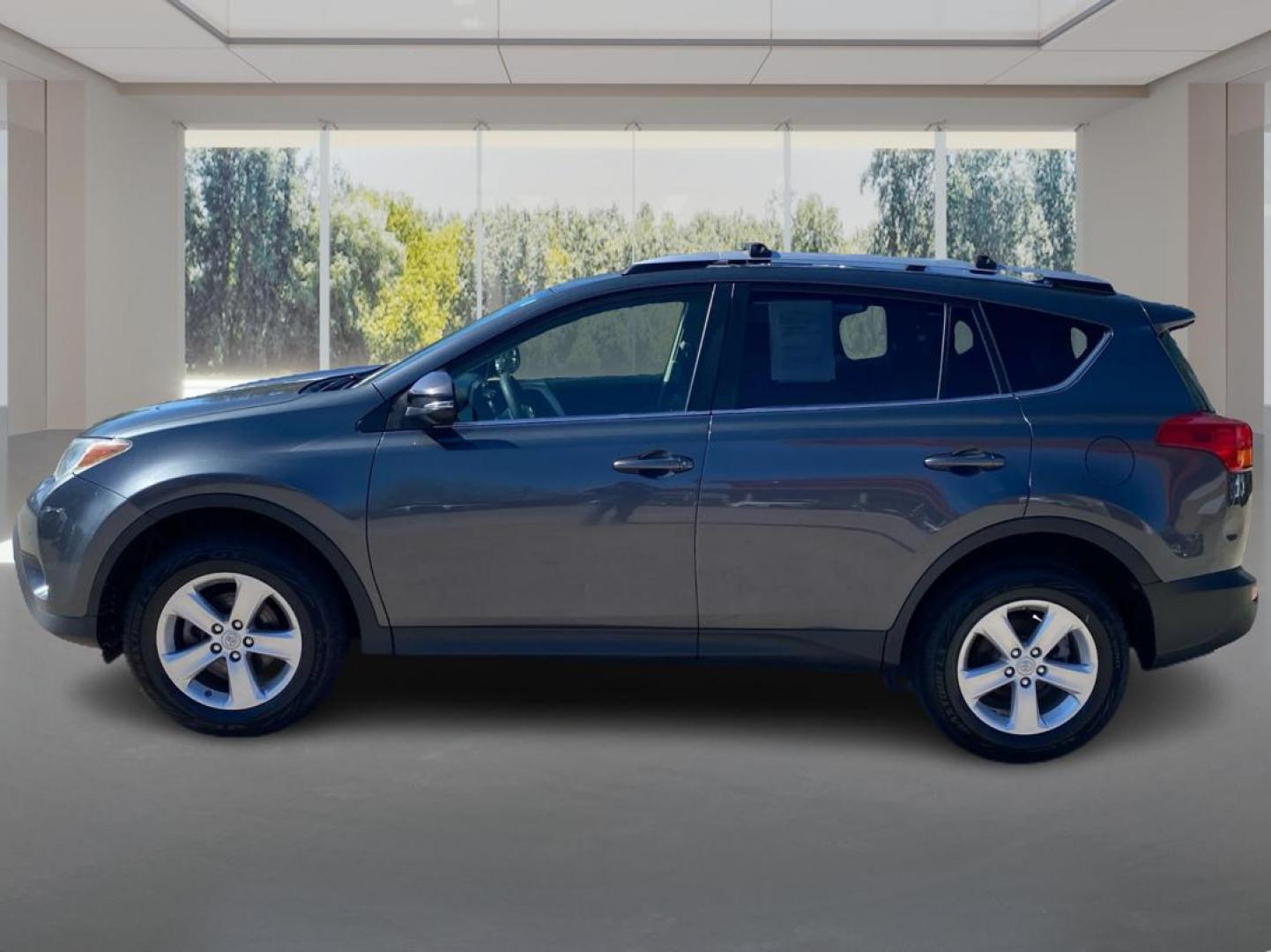 2013 GRAY TOYOTA RAV4 XLE (JTMRFREVXDD) with an 2.5L engine, Automatic transmission, located at 908 SE 14th Street, Des Moines, IA, 50317, (515) 281-0330, 41.580303, -93.597046 - Photo#5