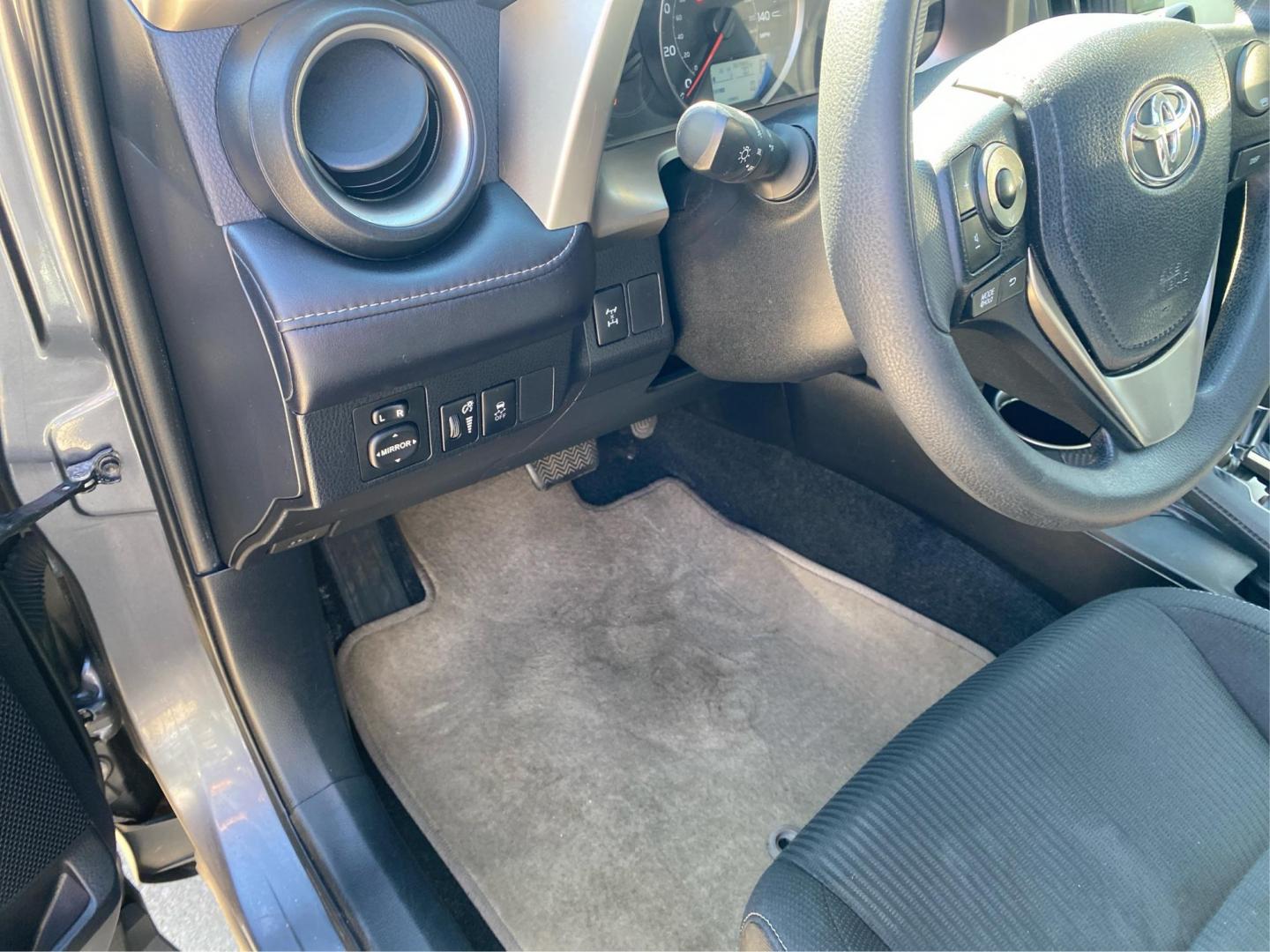 2013 GRAY TOYOTA RAV4 XLE (JTMRFREVXDD) with an 2.5L engine, Automatic transmission, located at 908 SE 14th Street, Des Moines, IA, 50317, (515) 281-0330, 41.580303, -93.597046 - Photo#17