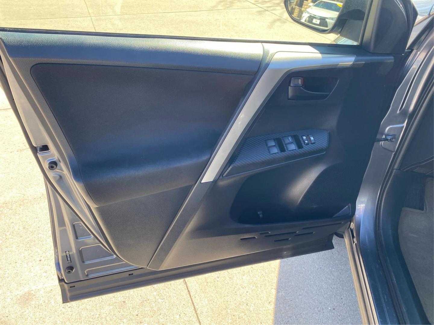 2013 GRAY TOYOTA RAV4 XLE (JTMRFREVXDD) with an 2.5L engine, Automatic transmission, located at 908 SE 14th Street, Des Moines, IA, 50317, (515) 281-0330, 41.580303, -93.597046 - Photo#19