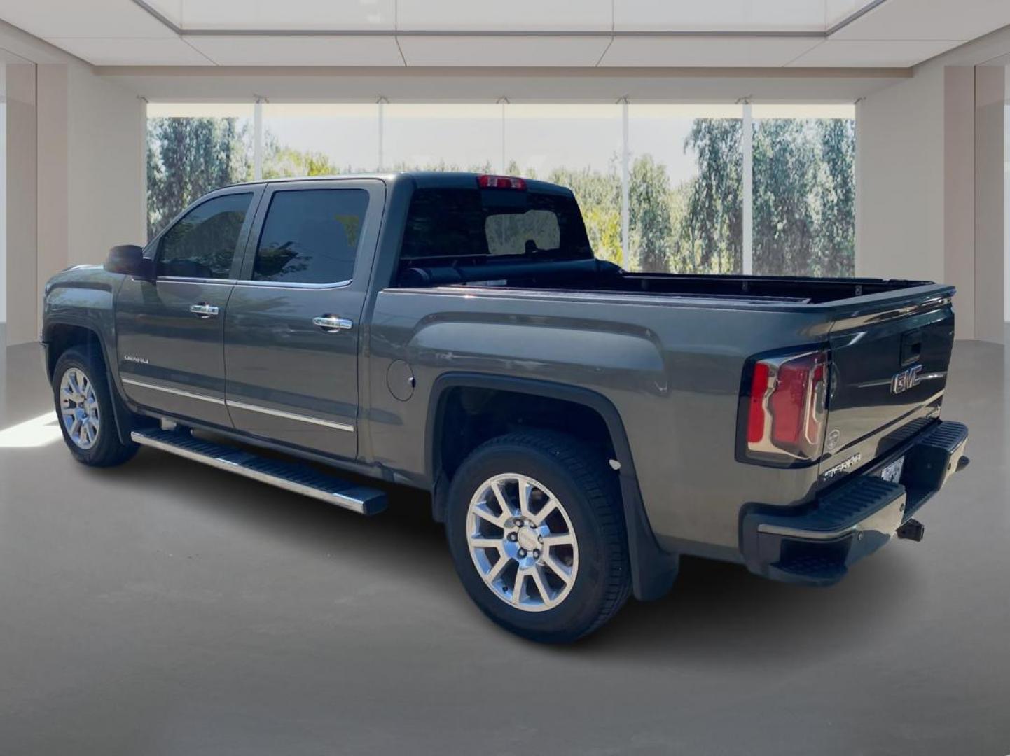 2017 GRAY GMC SIERRA 1500 DENALI (3GTU2PEJ7HG) with an 6.2L engine, Automatic transmission, located at 908 SE 14th Street, Des Moines, IA, 50317, (515) 281-0330, 41.580303, -93.597046 - Photo#4